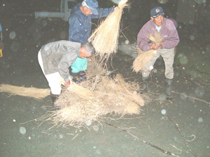 写真：乾燥させておいた萱と稲藁を用います