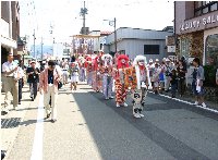 写真：歌舞伎姿で歩く人たち