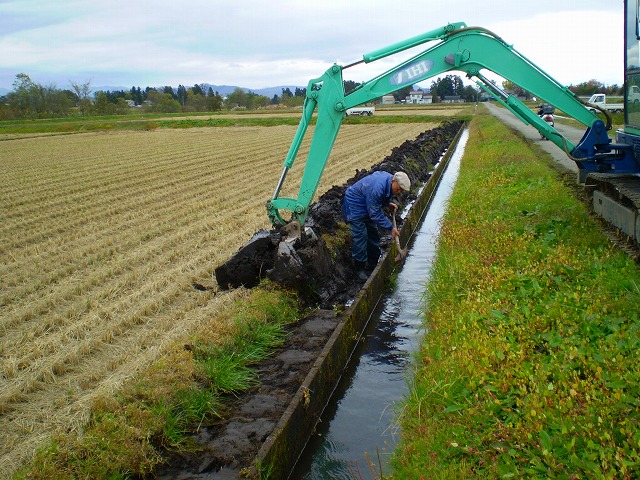 写真：水路補修作業の様子2