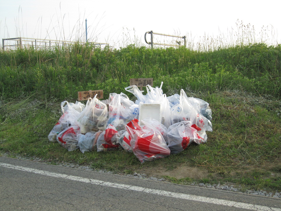 写真：音羽下排水機場付近のゴミ回収状況