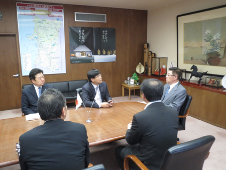写真：大韓航空日本地域本部長の表敬訪問の様子1