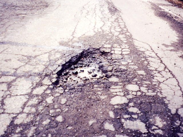 画像：路面の穴ぼこ
