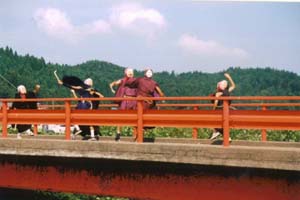 写真：赤い橋の上で社切（しゃぎり）の写真１