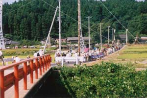 写真：寺と神社の真ん中にある赤い橋の写真