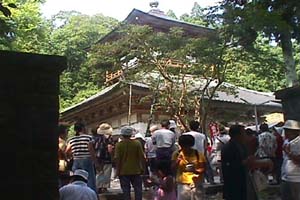 写真：見物客でいっぱいの寺の階段の写真