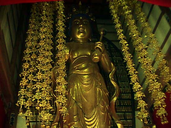 写真：金色に輝く赤田の大仏像の写真