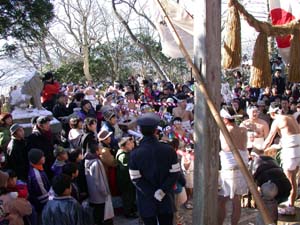 写真：大勢の観客が神社を囲む様子