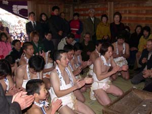 写真：神社へ着いた裸の若者が祈願する様子