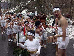 写真：裸の若者が神社を目指す様子