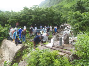 画像：水の神様に拝礼する