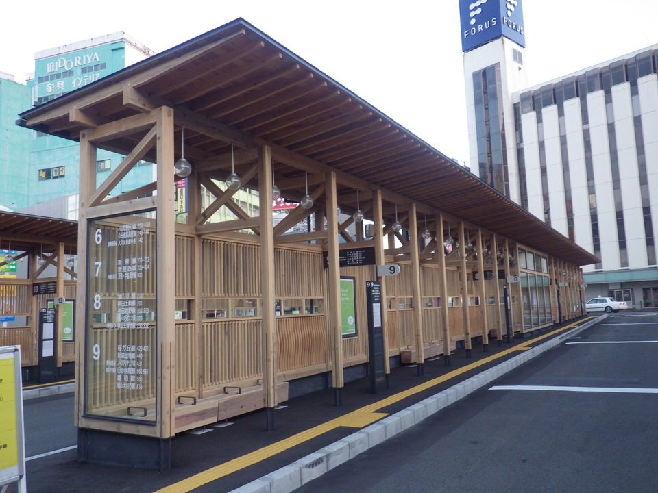 秋田駅西口バスターミナル(昼)