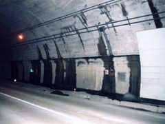 写真：トンネルから水漏れ
