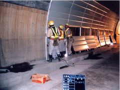 写真：トンネル内側の面にパネルを設置