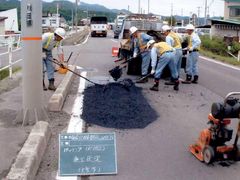 写真:穴埋めの様子