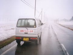 写真:バンで巡回