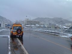 写真:オレンジ色の車で巡回