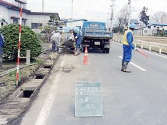 写真:側溝を掃除