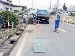 写真：側溝を掃除