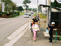 写真：通学する子供達