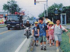 写真:通学する子供達