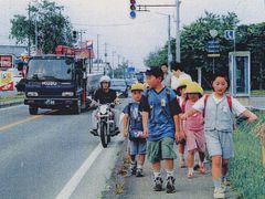 写真：通学する子供達