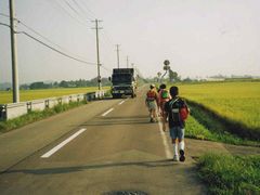 写真：路肩を歩く子供達