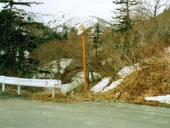 写真：壊れた道路反射鏡