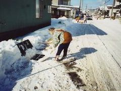 写真：融雪溝に雪を流し込んでいる様子