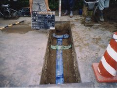 写真:水道管を設置している様子
