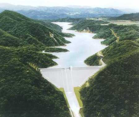 画像：完成した砂小沢ダムの空撮写真