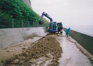 写真:清掃中
