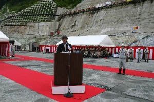 写真：寺田典城秋田県知事による定礎宣言の様子