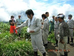 写真：山頂での安全祈願の様子