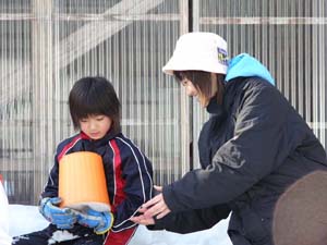 写真:子どもとスタッフのコラボ