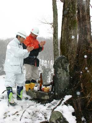 写真：砂子沢ダム安全祈願する様子