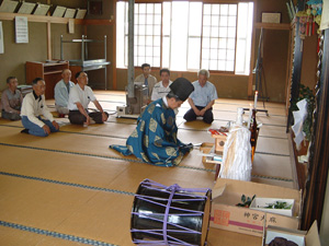 写真：神事を行う様子