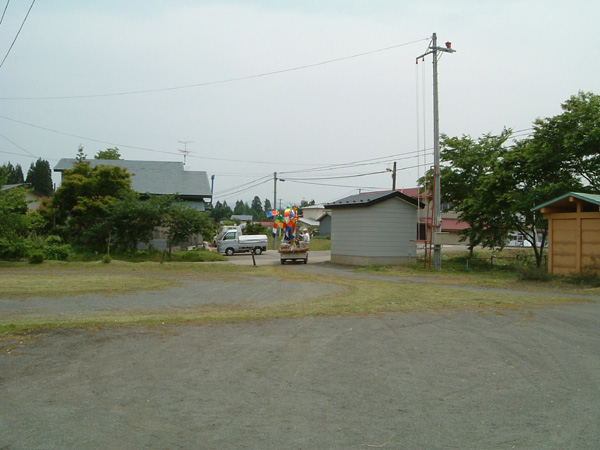 写真:>軽トラックの荷台で揺られながらで運ばれていく「鹿嶋」