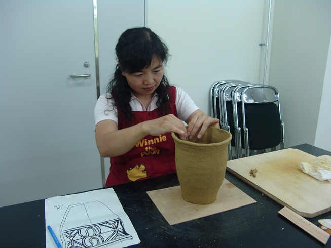 博物館教室で縄文土器を作っているようす