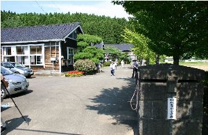 写真：鮎川小学校の外観