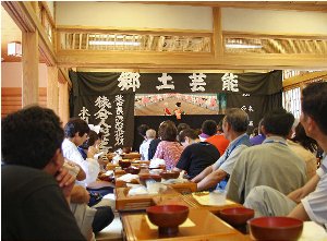 写真：猿倉人形を鑑賞する様子