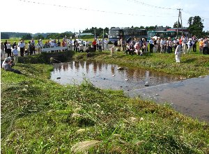 写真：温水路の説明を受ける様子