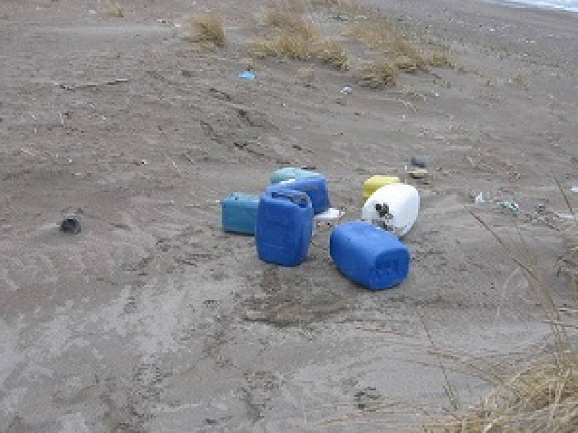 海岸に漂着したポリ容器に注意願います 美の国あきたネット