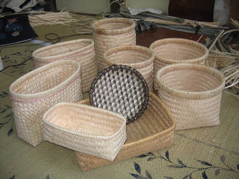 写真：各種カゴ編み製品（カッコベ、オボキ、ツヅラなど）