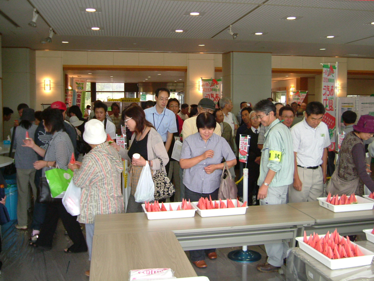画像：参観デーでの県育成品種の紹介の様子1