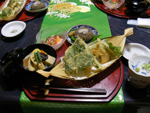 画像：山菜の天ぷらなどの料理