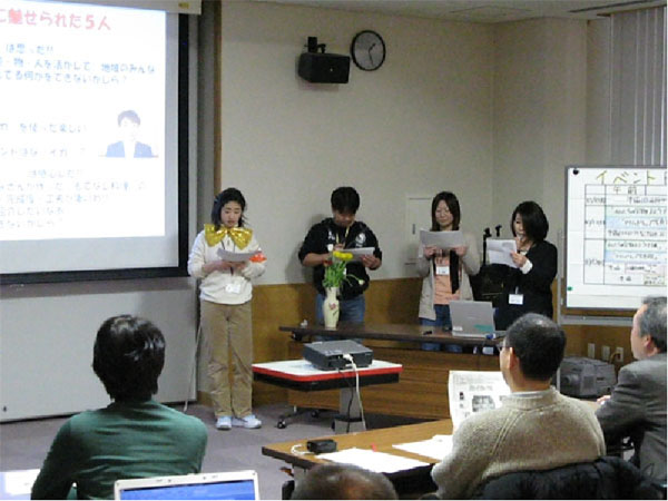 写真:イベント企画書のプレゼンの様子