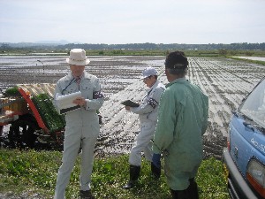 写真：指導員の巡回の様子1