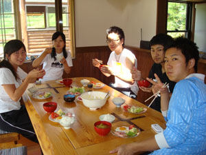 写真：食卓を囲む大学生