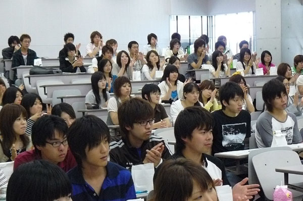 写真：秋田県立大学2年の学生たち
