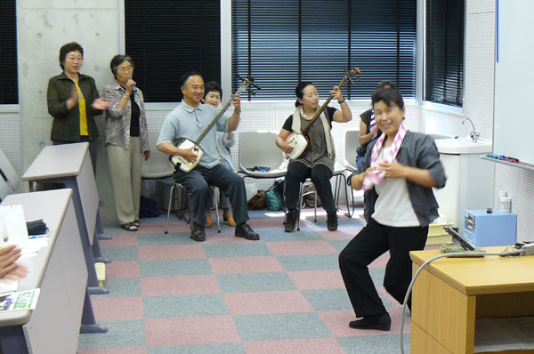 写真:三味線と手踊りの披露
